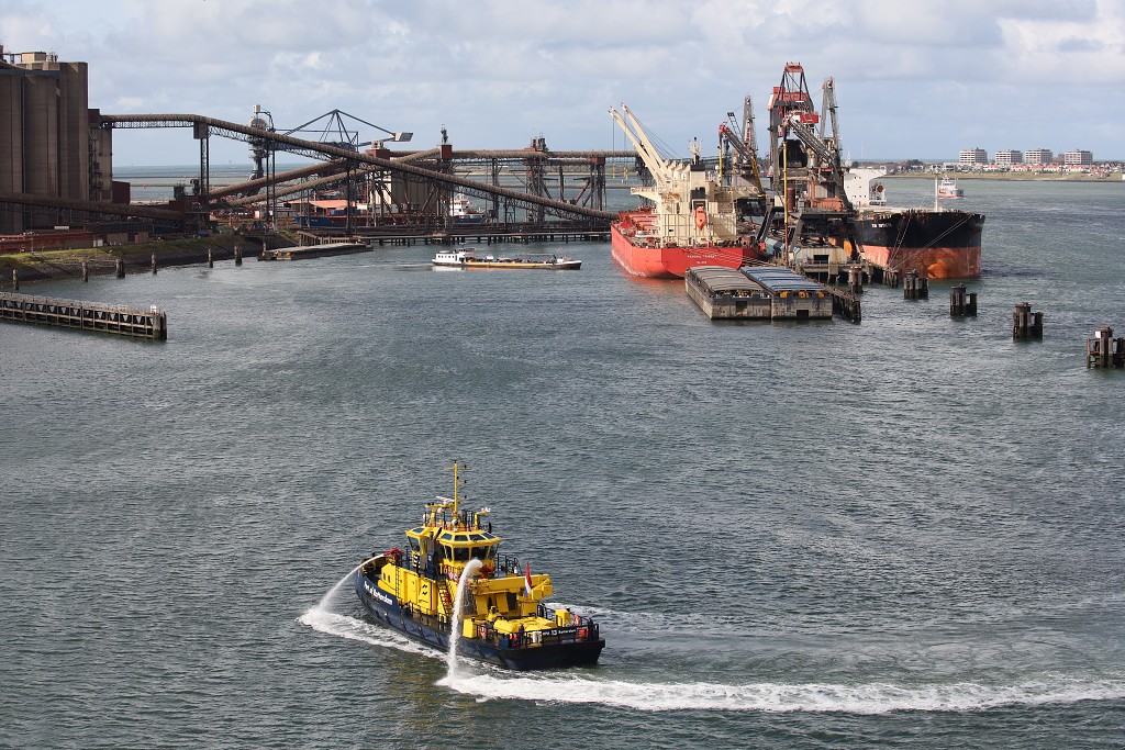 europoort maasvlakte rotterdam botlek haven scheepvaart industrie fabrieken marine transport overslag terminal portlantis ferry centrale